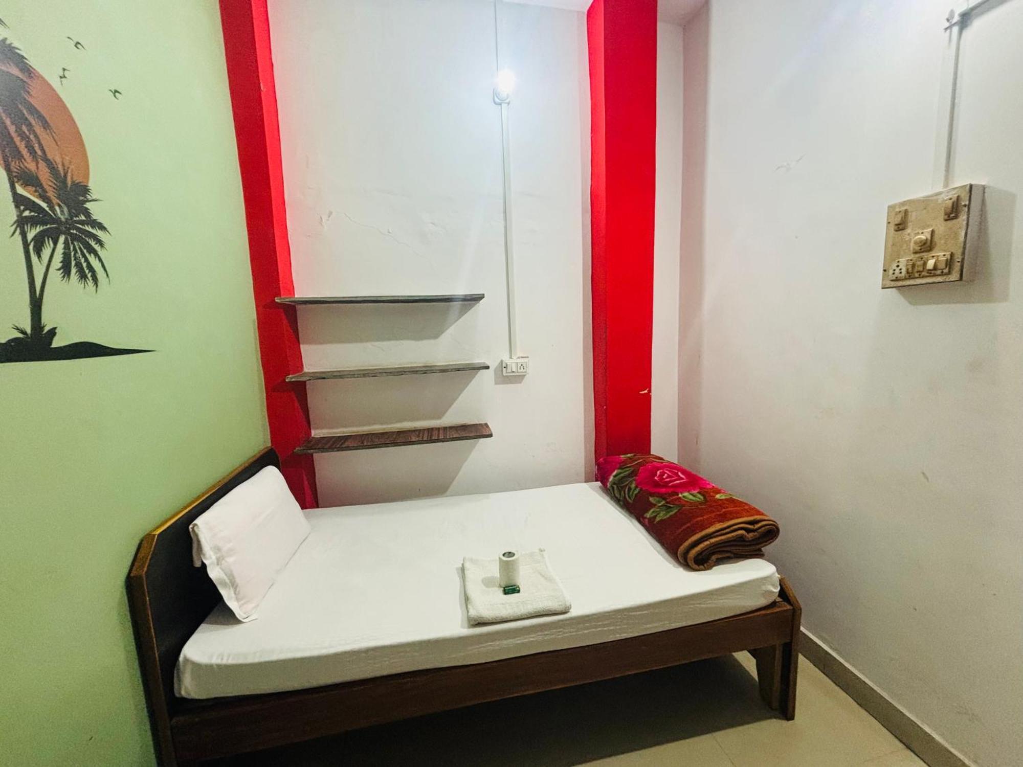 Indra Paying Guest House Варанаси Екстериор снимка